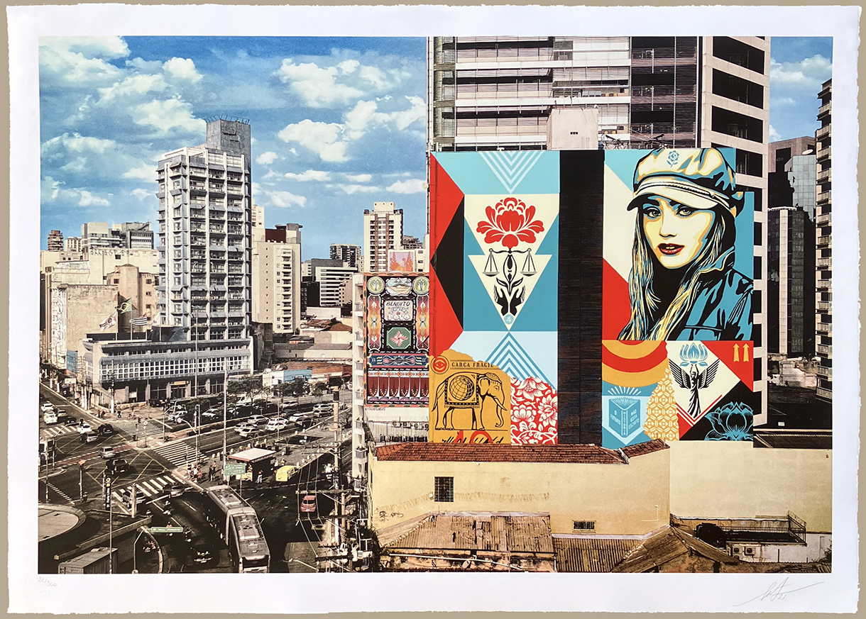 Arrière plan ville en construction, avec une fresque d'art coloré sur un immeuble